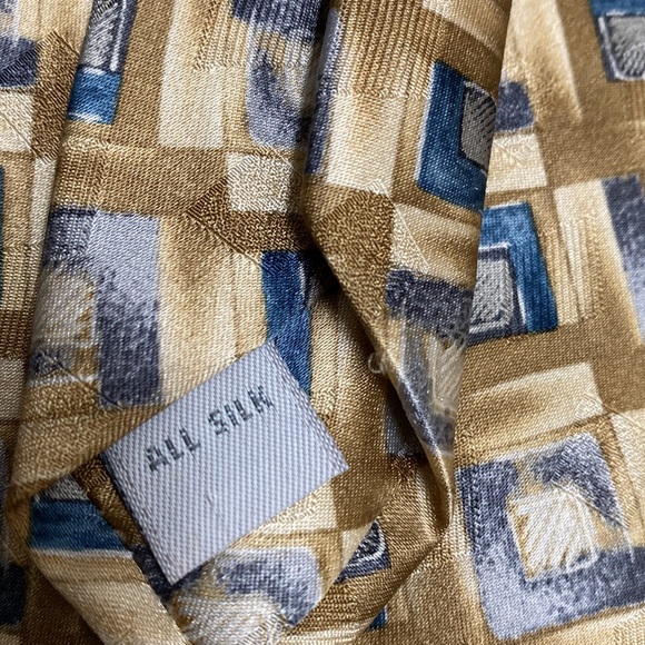 Buy One Get One 1/2 Off!! Vintage Pierre Cardin 100% Silk Tie - Picture 3 of 3